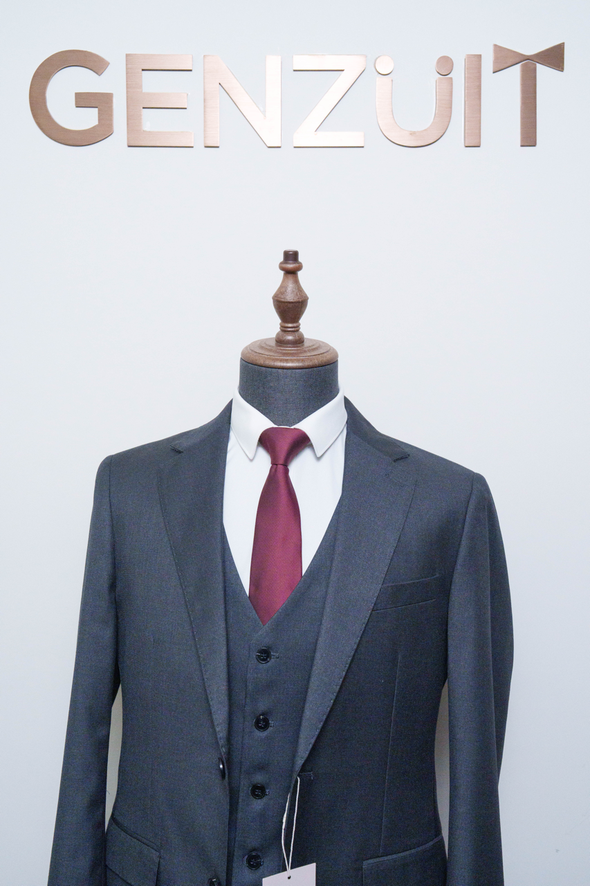灰色西裝爸爸婚禮服裝 側面立體剪裁 展現亞洲男士修身顯瘦比例之結婚西裝香港推薦
