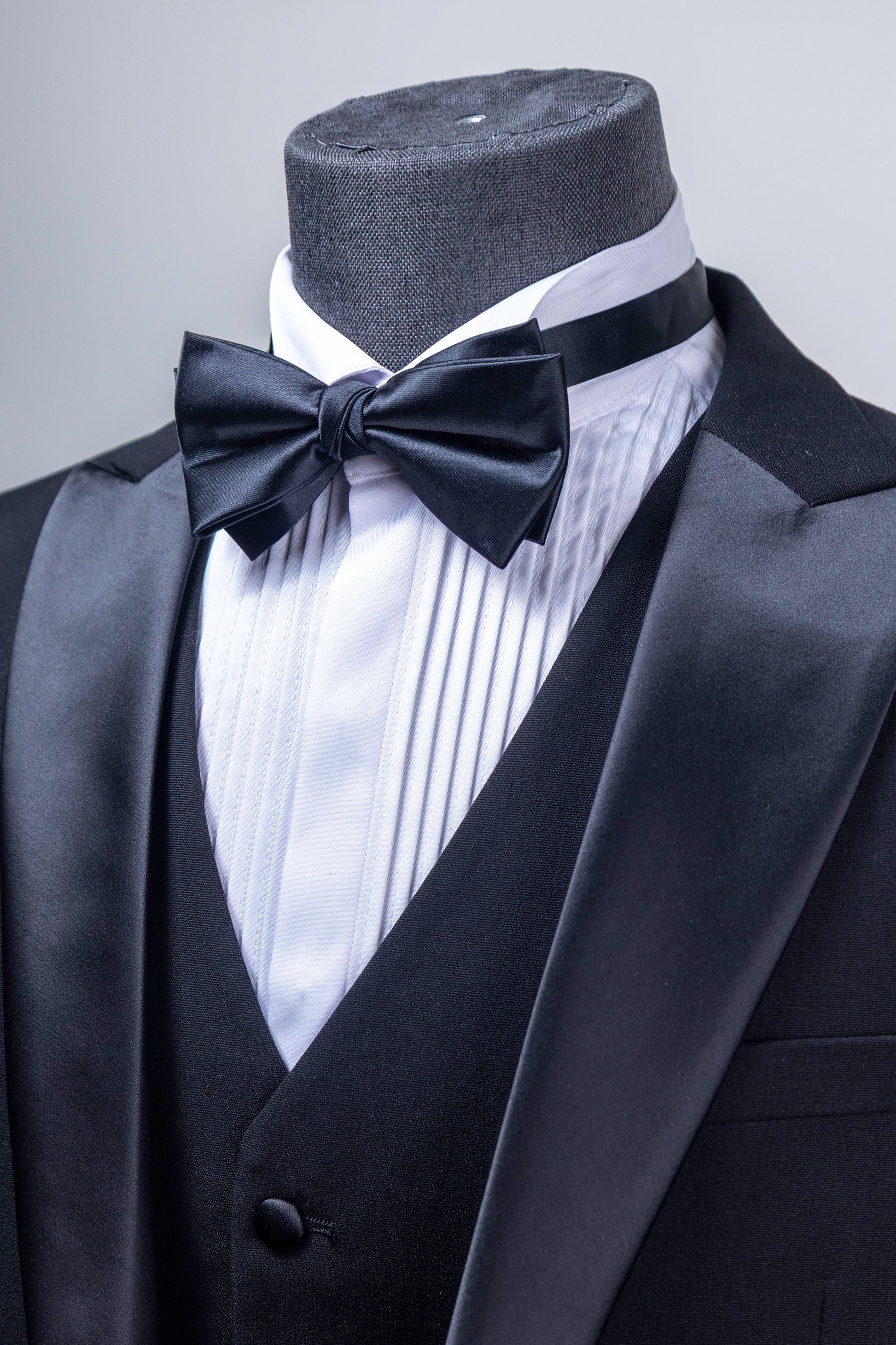 旺角男士禮服店 Genzuit：黑色晚禮服修身剪裁側面展示
